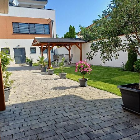 Penthouse Griemann 2 Fuer Max 4 Personen Mit Eigener Grosser Dachterrasse Zum Relaxen! Illmitz Bagian luar foto