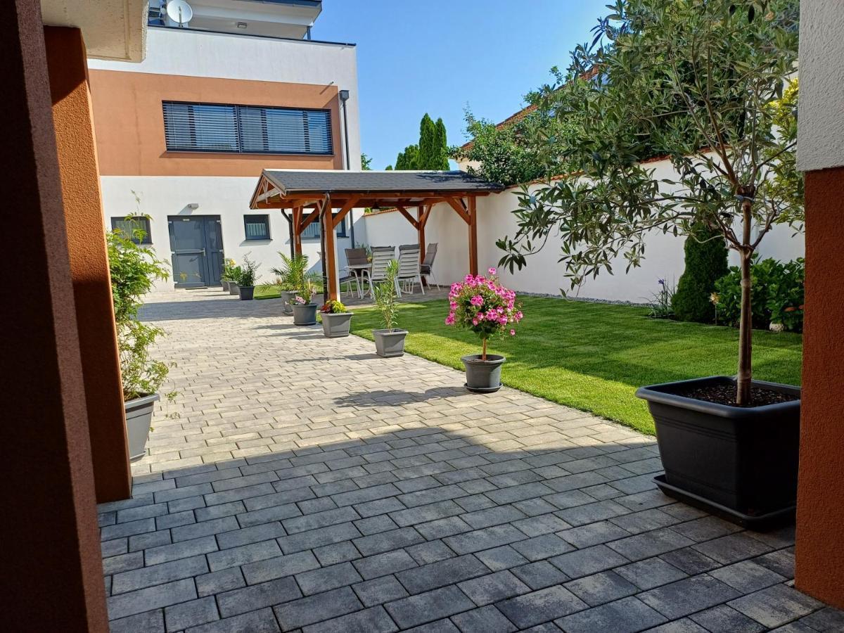 Penthouse Griemann 2 Fuer Max 4 Personen Mit Eigener Grosser Dachterrasse Zum Relaxen! Illmitz Bagian luar foto
