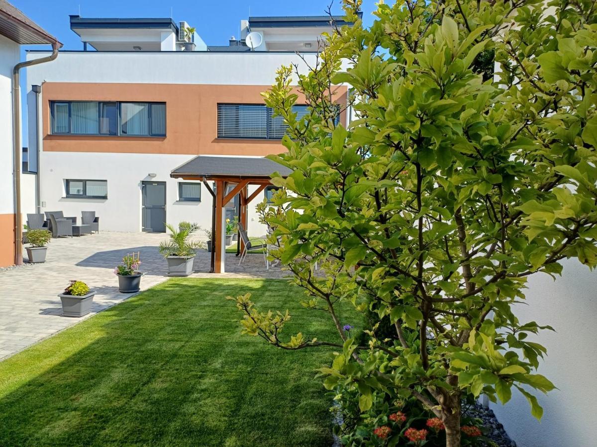 Penthouse Griemann 2 Fuer Max 4 Personen Mit Eigener Grosser Dachterrasse Zum Relaxen! Illmitz Bagian luar foto
